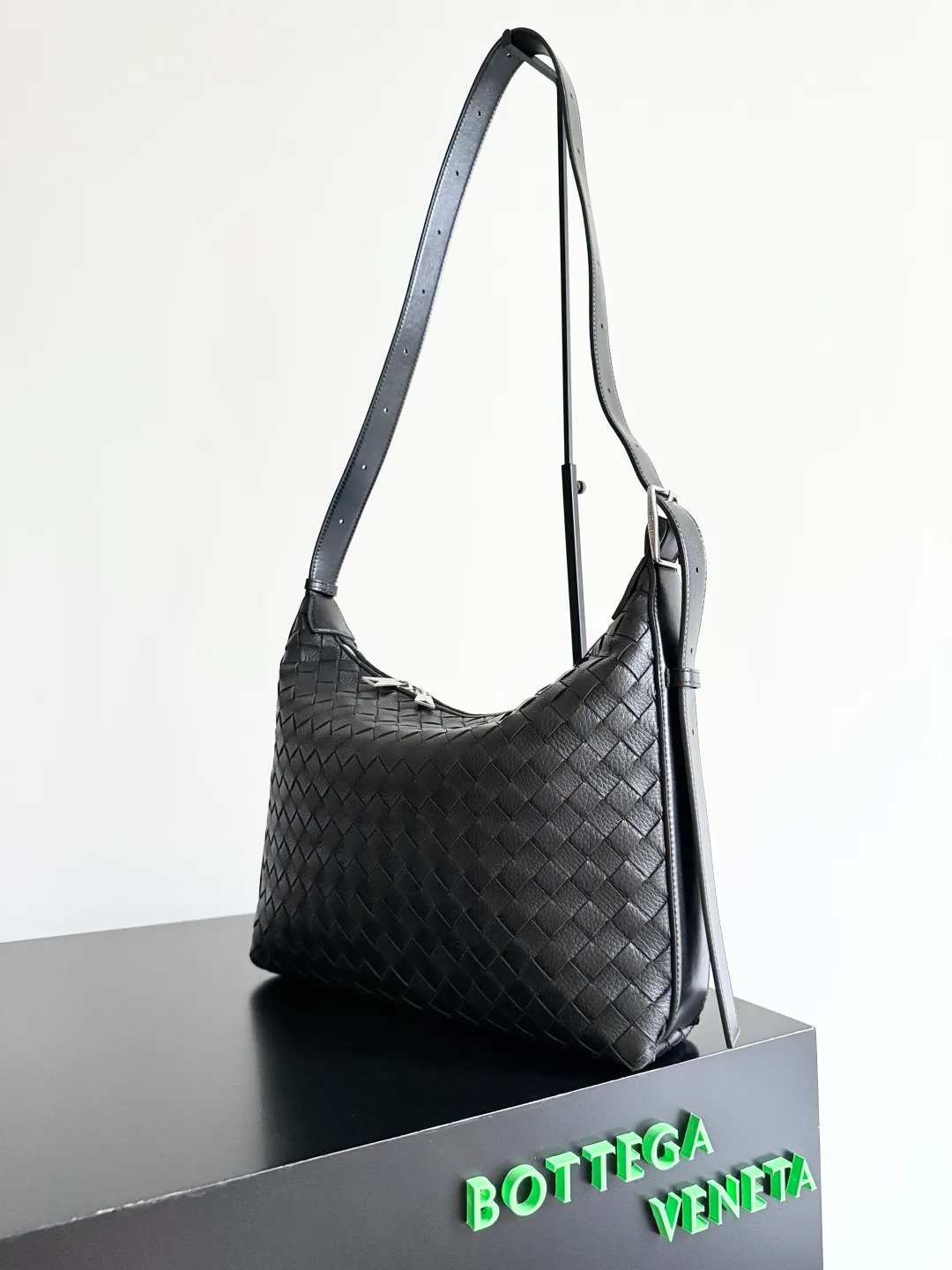 Batch 2760 BOTTEGA VENETA's new Traveler deerskin series is here! The travel season is coming soon, and I believe you must need a large-capacity and simple bag. This new Traveler is very in line with the current travel craze. The whole bag is designed with deerskin and is made of the highest quality leather. It feels tougher to the touch. The super large capacity is suitable for short trips. Traveling with friends and family does not require carrying heavy luggage. It is also very convenient for friends who often travel for work. You can carry two changes of clothes and a computer with you. It also comes with an adjustable shoulder strap to free your hands. Style number: 815748 Size: 35*29.5*8.5cm